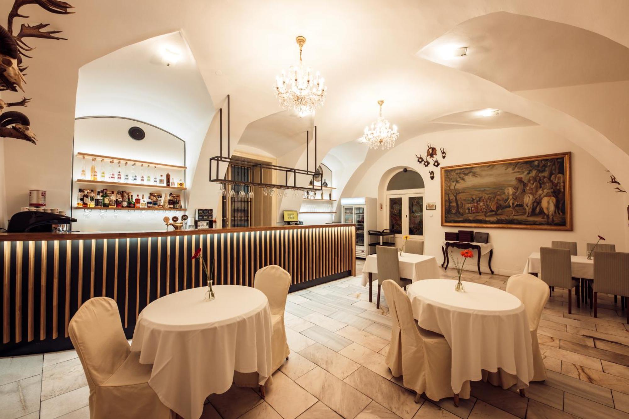 Hotel Kastiel Mojmirovce Bagian luar foto