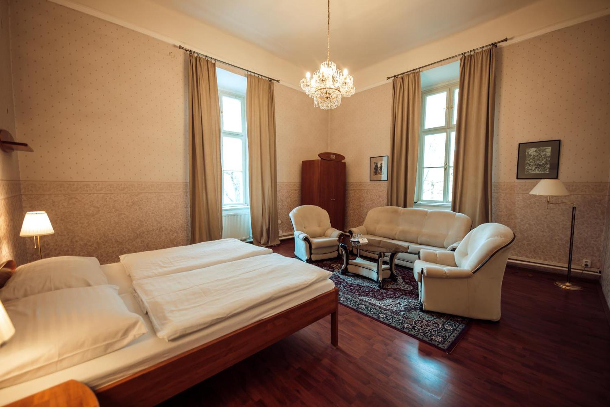 Hotel Kastiel Mojmirovce Bagian luar foto