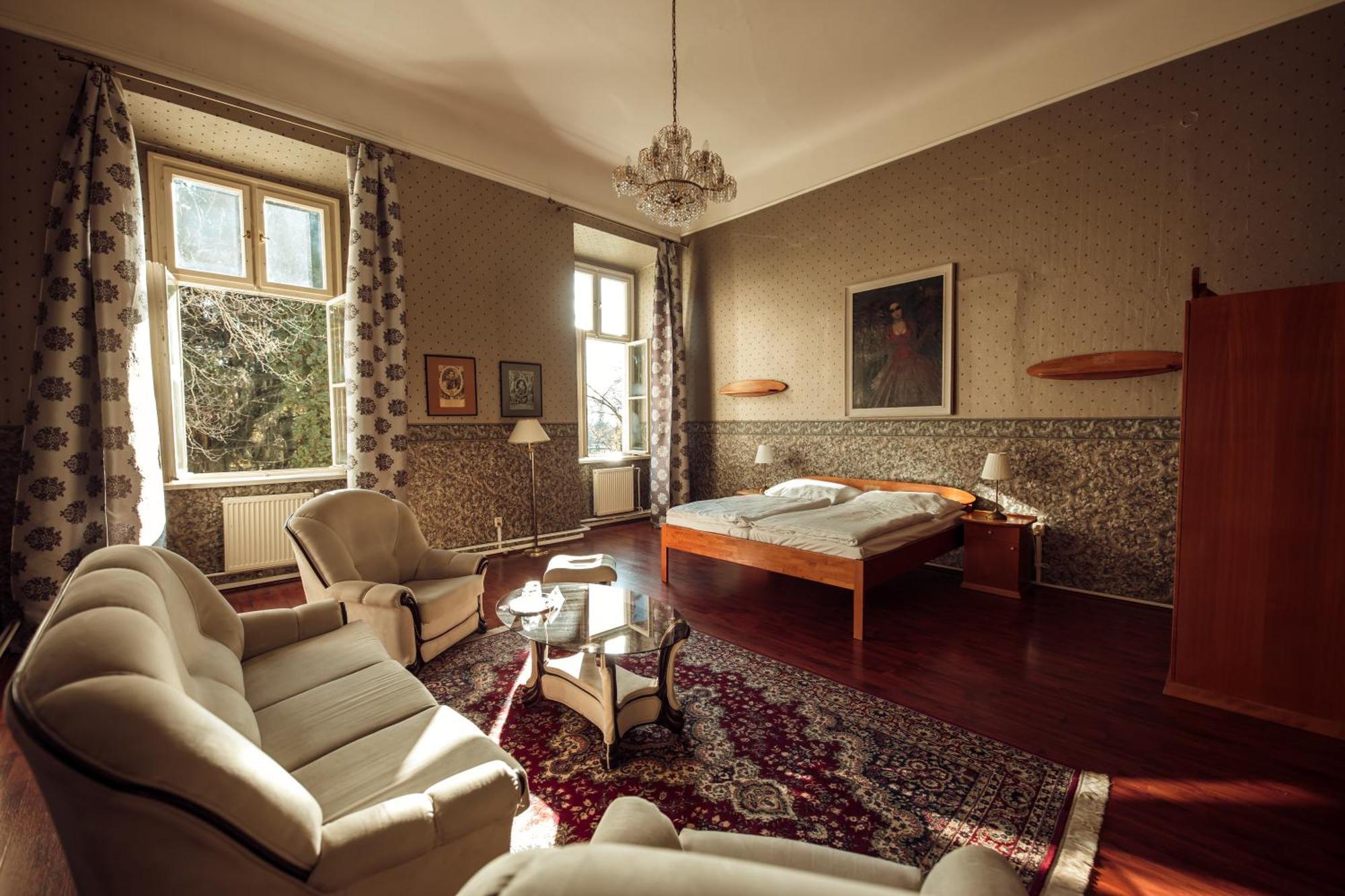 Hotel Kastiel Mojmirovce Bagian luar foto