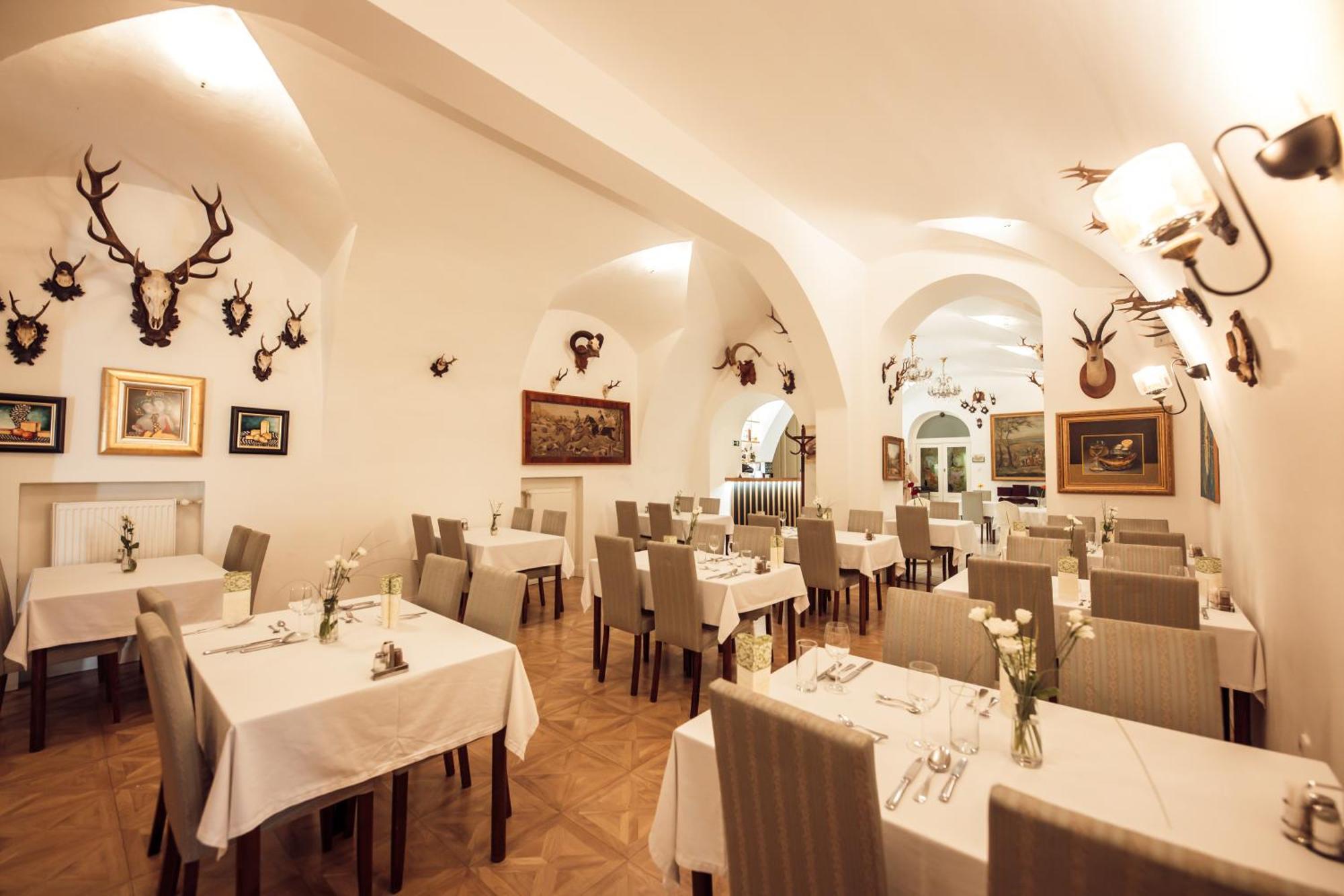 Hotel Kastiel Mojmirovce Bagian luar foto