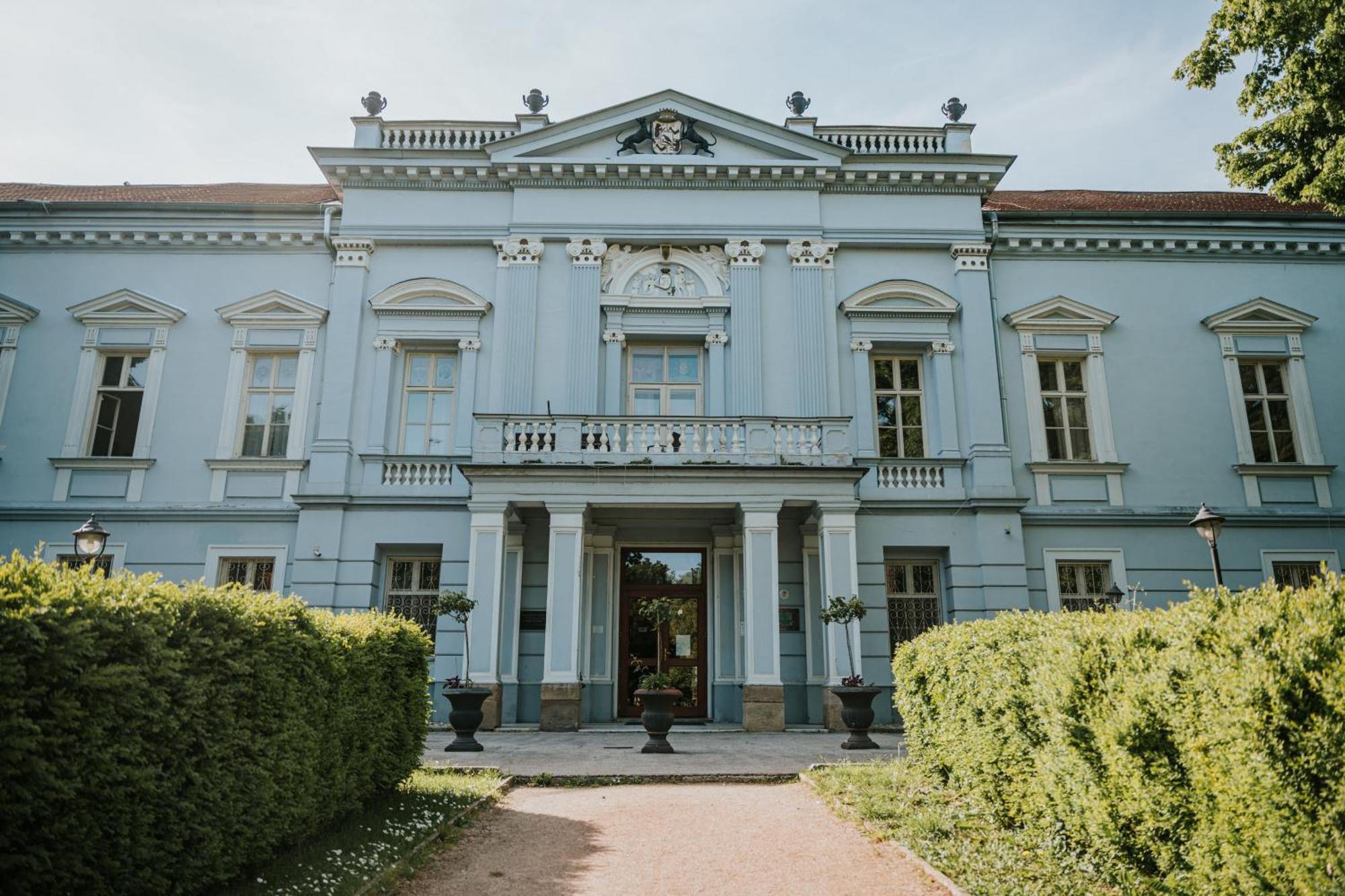 Hotel Kastiel Mojmirovce Bagian luar foto