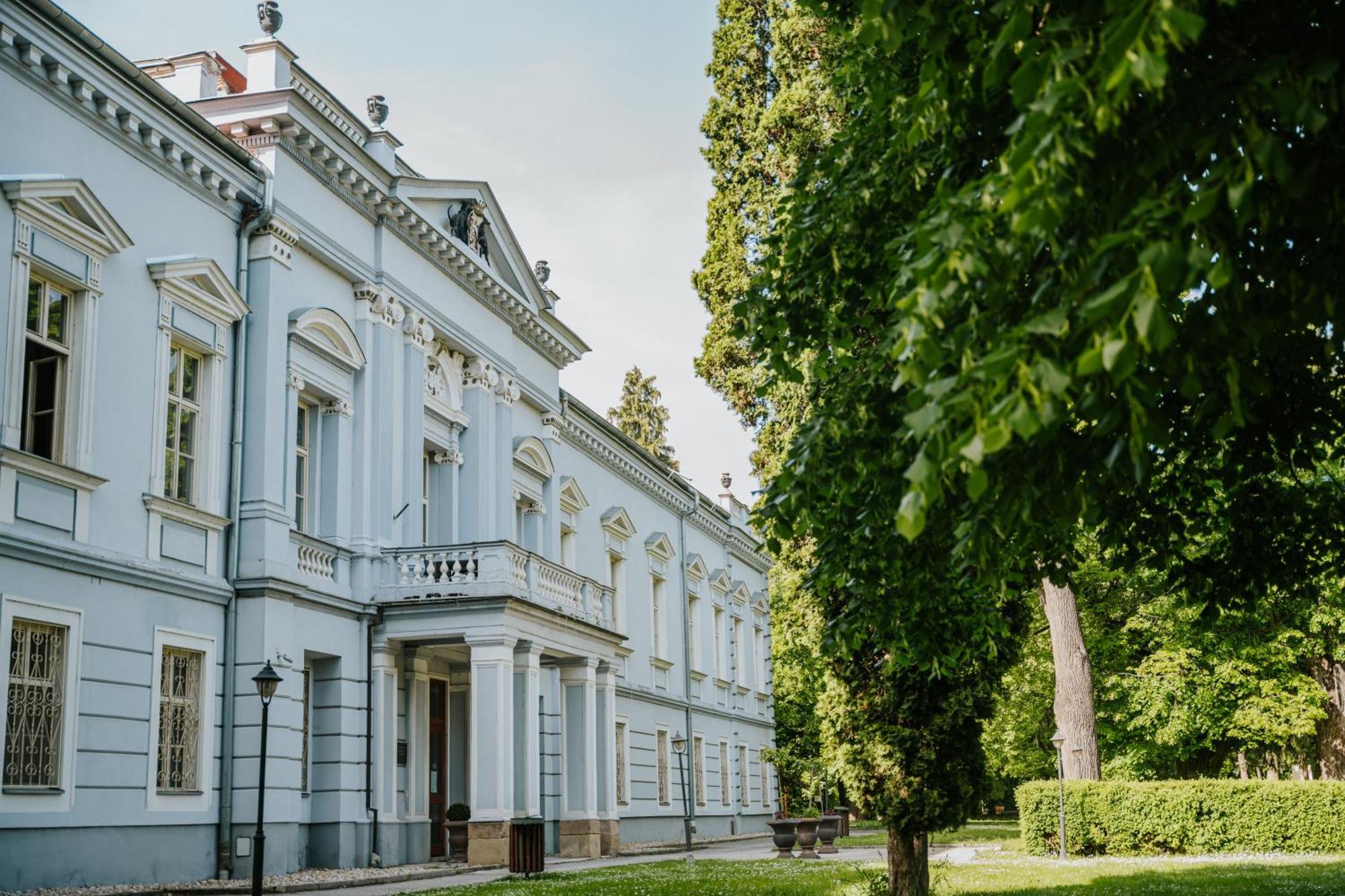 Hotel Kastiel Mojmirovce Bagian luar foto
