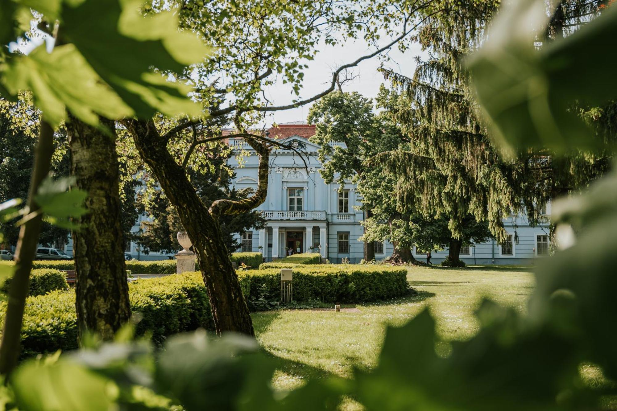 Hotel Kastiel Mojmirovce Bagian luar foto