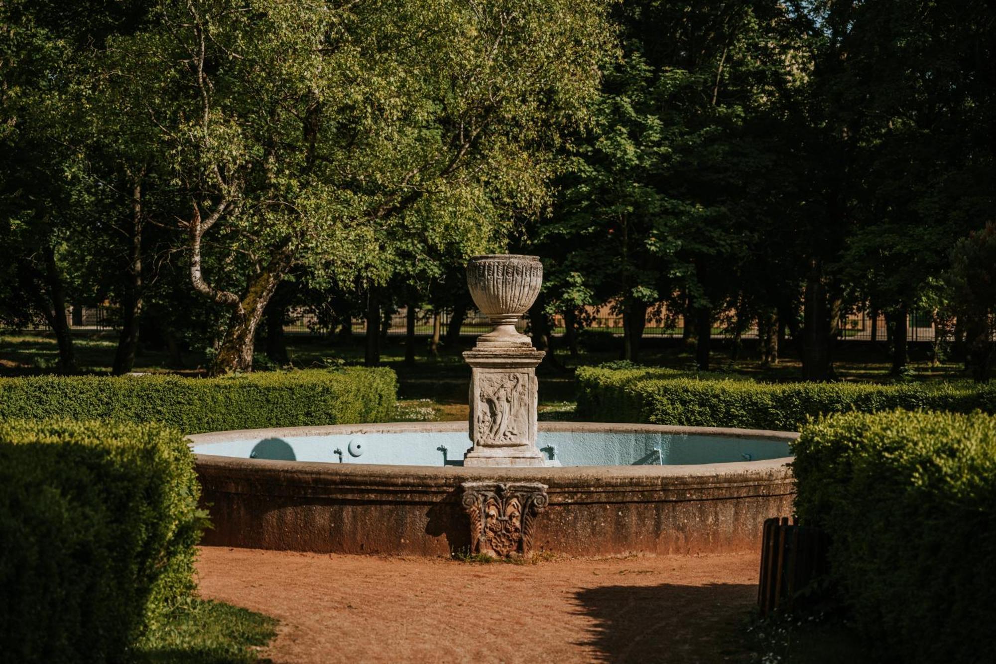 Hotel Kastiel Mojmirovce Bagian luar foto